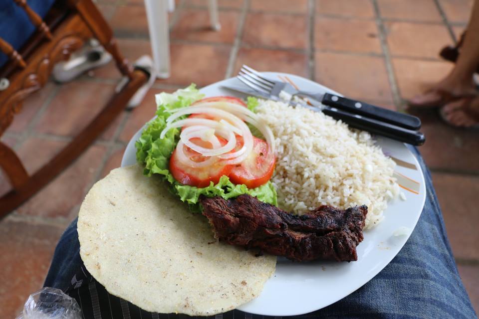 La carne asada una comida muy familiar en Nicaragua