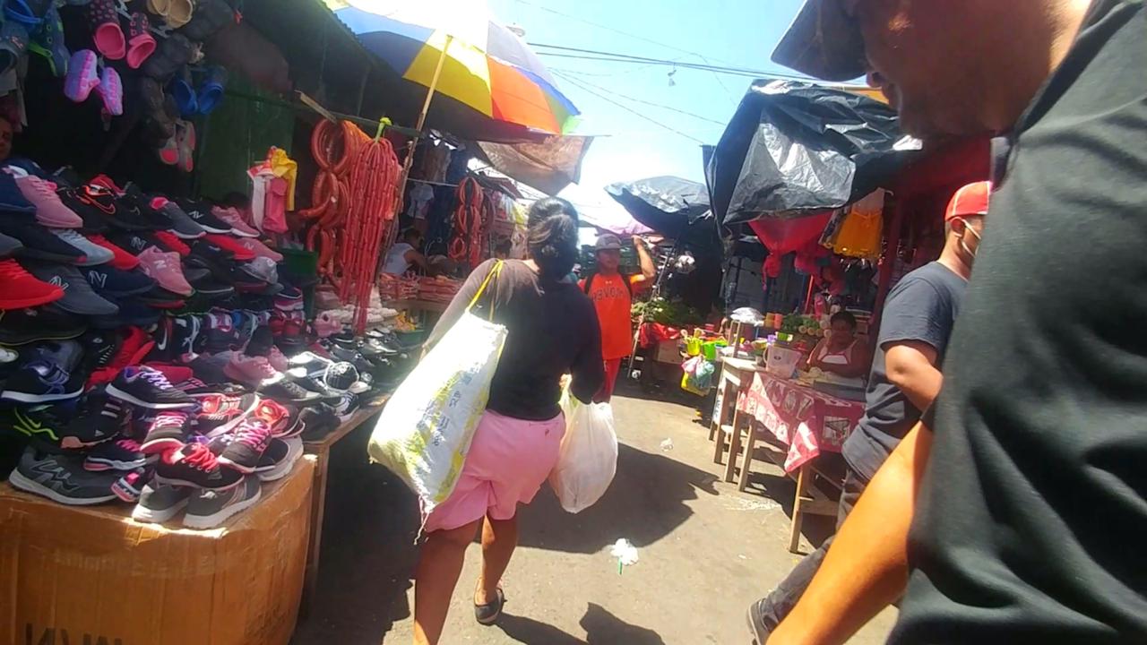 Caminando por el Mercado Oriental en Managua