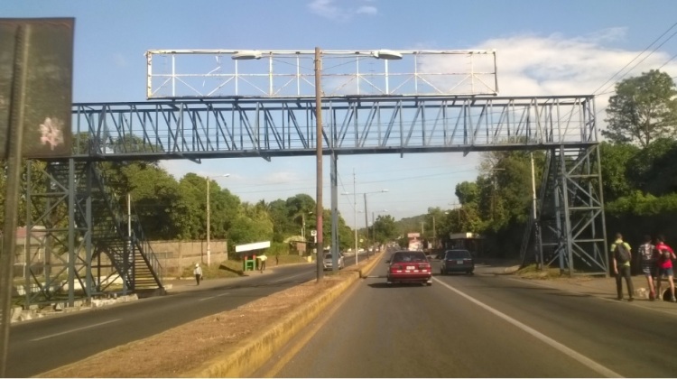Los puentes aéreos peatonales sin uso en Managua