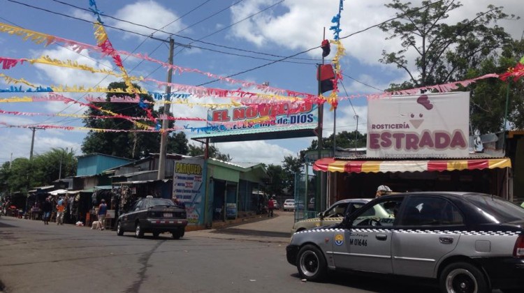 ¿Cómo los turistas pueden abordar un taxi de manera segura en Managua?