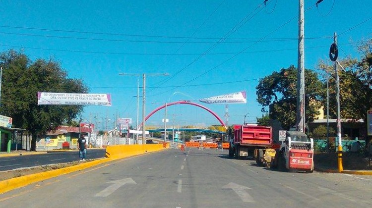 El puente peatonal en la Barricada La Esperanza pronto finalizará su instalación