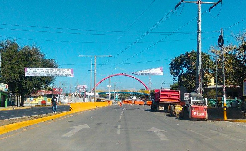 El puente peatonal en la Barricada La Esperanza pronto finalizará su instalación