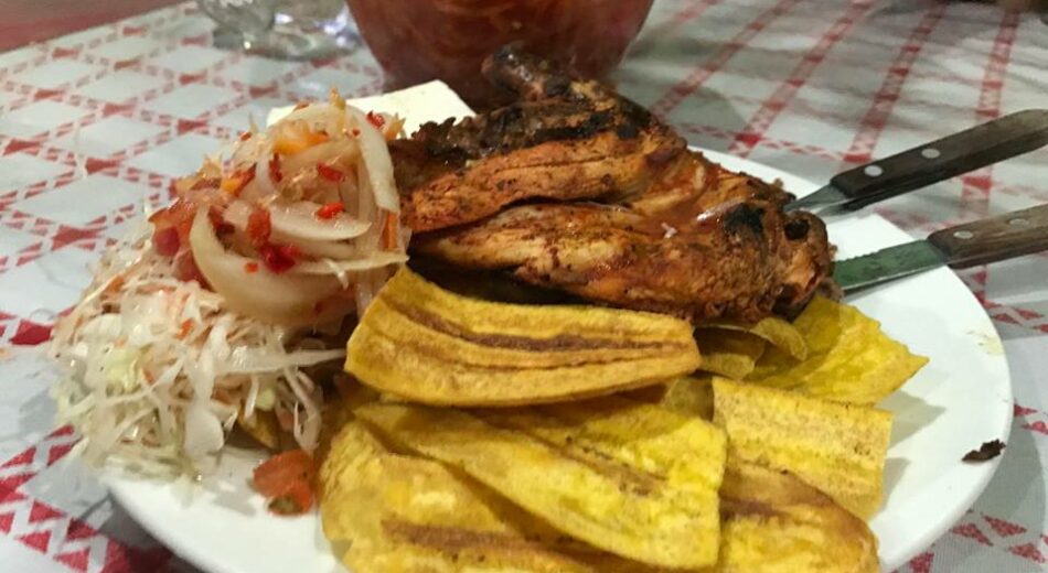El negocio de vender pollo asado en Nicaragua