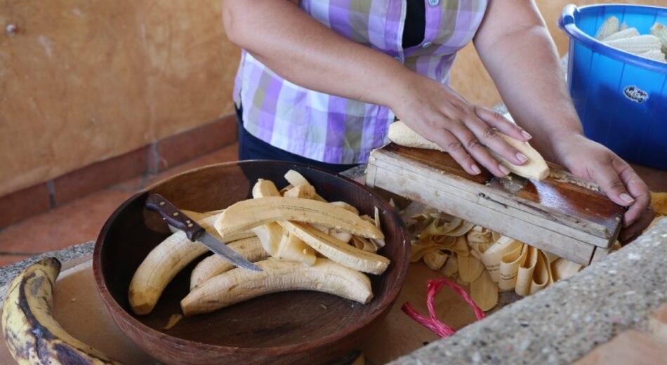 El negocio de vender tajadas con queso frito en Nicaragua