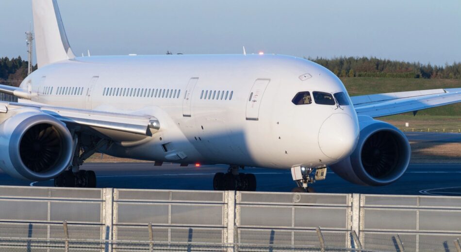 Llegan 160 pasajeros de Miami a Managua por Cayman Airways
